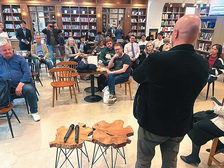 Сближая страны и народы