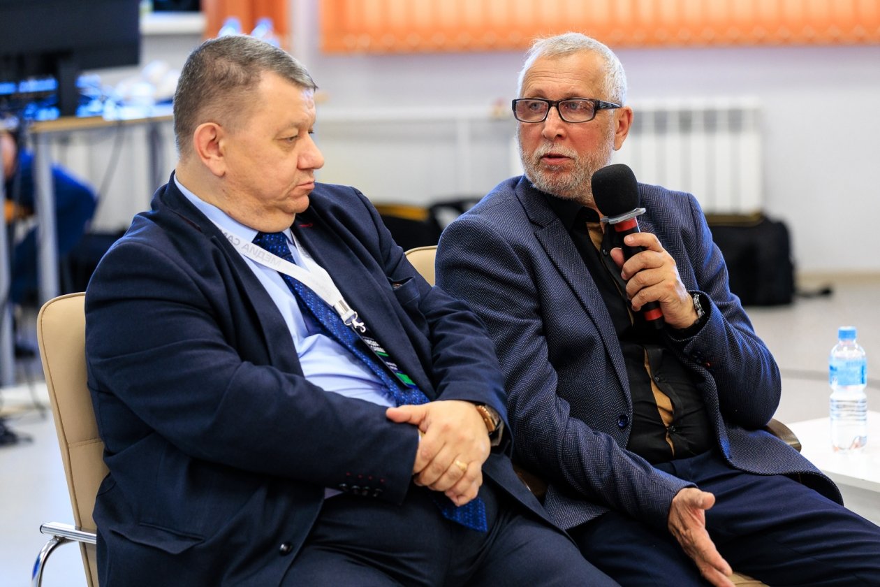 На круглом столе Премии имени Арсеньева в Биробиджане. Максим Макарычев и Александр Драбкин. Фото: Кулешов Евгений, ИА PrimaMedia